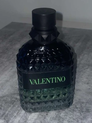 Valentino - Valentino born in Roma 50ml. Halva vätskan är ungefär 25-30ml finns inuti kvar. 