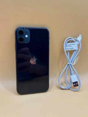 Svart iPhone 11 med laddkabel - Hej! Säljer min privata iPhone 11 Pro (128 GB, Svart) då jag fått en ny mobil genom jobbet och inte behöver denna längre. Jag är den första och enda ägare av denna mobil och jag köpte den ny på Elgiganten i november 2022. Skärmen har alltid haft skal och skärmskydd, så den är helt utan repor. Mobilen är i perfekt skick, inga som helst problem med batteri eller funktioner. Laddare och originalkartong ingår. Telefonen är avställd från mitt Telia-konto och helt fri att använda. 