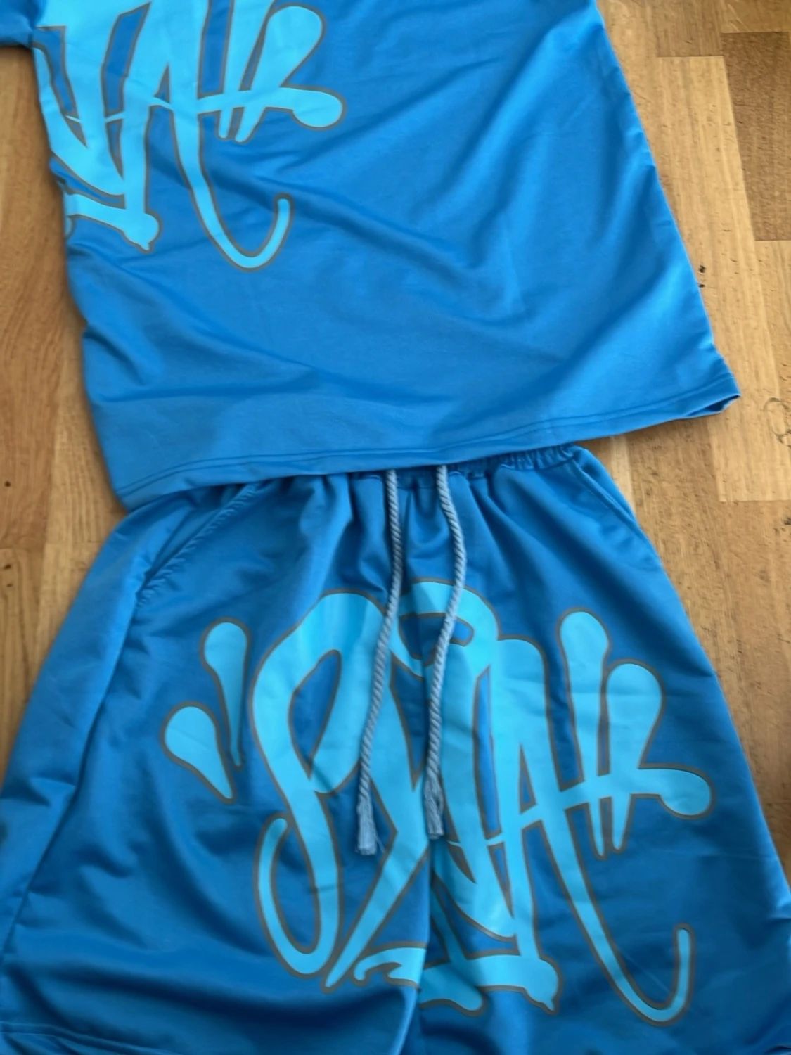 Blått set av syna world