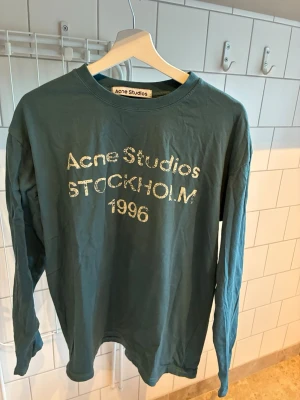 Grön långärmad tröja-  Acne Studios - Longsleeve acne. Använd men inga defekter. Storlek s, men stor i storleken 