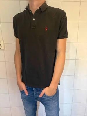 Ralph Lauren pike - Säljer nu en modern Ralph Lauren piké. Mycket fint skick. Jag på bilen är 185cm lång. Hör av er vid frågor eller funderingar!🙌