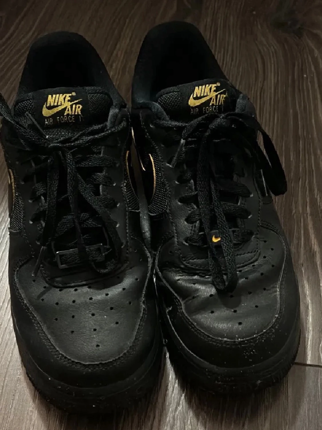 Nike Air Force 1 svart/guld sneakers