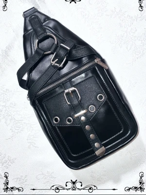 KILLSTAR crossbody väska - KILLSTAR Alexander-axelremsväska | Sällsynt och utgången modell.      Utmärkt skick Axelremsväska i gothic industrial-stil från Killstars tidigare kollektioner (lanserade ca 2017–2019) 5 fack Justerbar axelrem Utsida i svart konstläder (PU)