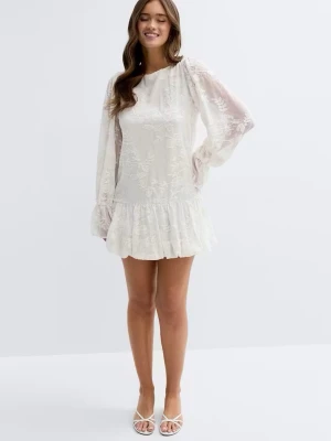 Gina Tricot puff sleeve mini dress - Bara använd en gång på min studentdag så den är i jättefint skick. Superfin vit miniklänning med puffärmar. Säljer den eftersom jag inte kommer använda den igen. Perfekt till student, skolavslutning, examen, sommarfest eller andra fina tillfällen. Nytvättad. Skickas gärna eller möts upp💕 Nypris 600kr och slutsåld