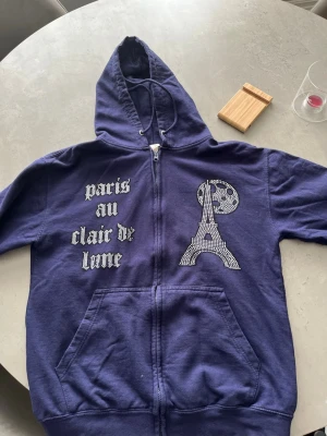 Snygg hoodie  - Tja säljer en marinblå hoodie, säljs pågrund av att inte passar den. Skit snygg och lätt att matcha med andra kläder 💰💰💸🤝🫡