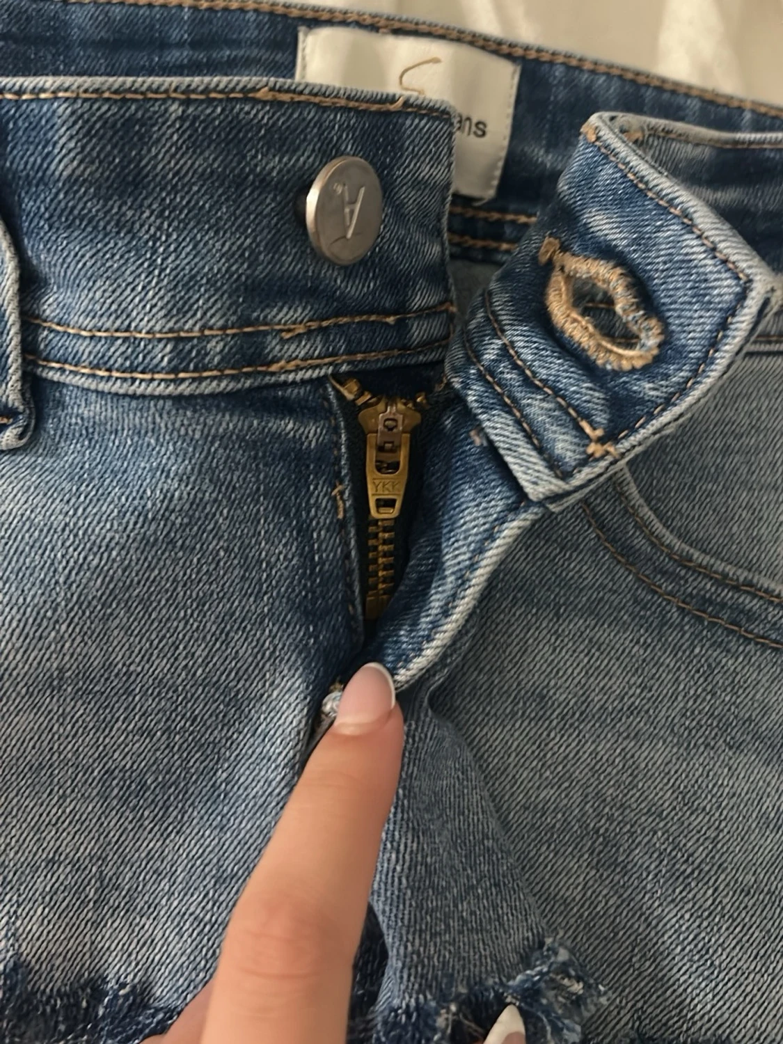 Blå jeansshorts med fransig kant - 2