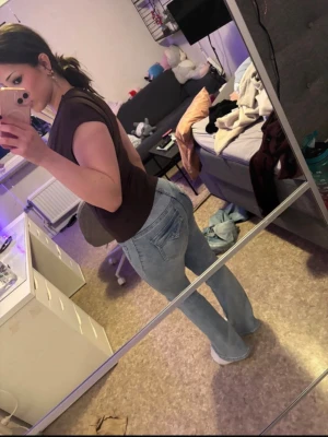 Madlady bootcut jeans - Passar perfekt i längden för mig som är 160cm. De är i bra skick och sitter väldigt fint på kroppen. Skriv för frågor, fler bilder eller mått💕