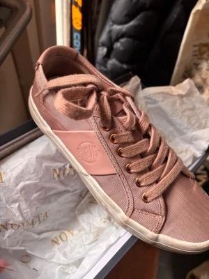 Rosa sneakers  - Säljer dem eftersom de inte kommit till användning, köpta för 550kr