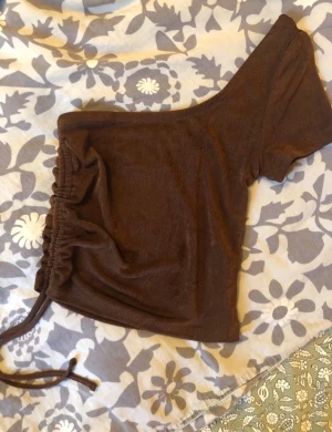 Superfin One-shoulder top - Fin och använd ett fåtal gånger men fortfarande i fint skick 💕