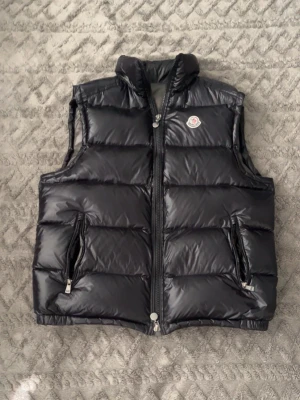 Svart dunväst från Moncler - Några små skavanker men jätte fin väst och absolut inget man tänker på när man har på sig