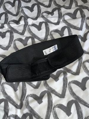 Gravidbälte Carriwell - Bekvämt och elastiskt svart gravidbälte från Carriwell. Bältet har justerbar kardborrestängning och är designat för att ge extra stöd under graviditeten. Perfekt för dej som vill ha extra komfort i vardagen. S/M