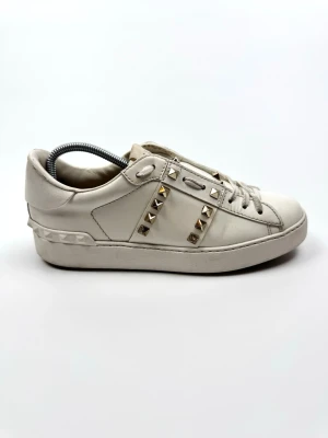 Valentino Rockstud sneakers  - Valentino Garavani Rockstud sneakers | Storlek 37.5 | Skick 8/10 | Nypris ca 7700kr |100% autentiska | Innersulan är utbytt mot en ny