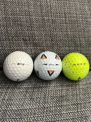 3st taylormade TP5 golfbollar - 3st TP5 en med målat mönster. Alla är spelbara det är bara den neongröna som är smutsig. Perfekt för dig som vill ha fina och bra spelande bollar till ett rimligt pris!