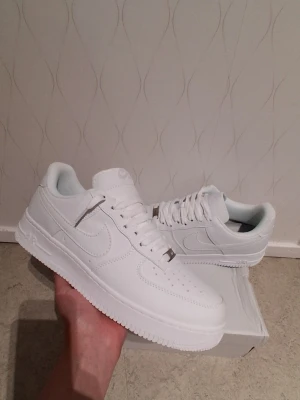 Nike Air Force 1 - Säljer ett par Air Force 1 vita dom är storlek 44 och är stora för mig, kommer med boxen. Har ni funderingar eller är intresserad skriv till mig.