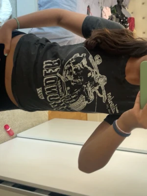 Svart  t-shirt med coolt tryck - Säljer en svart croppad t-shirt med coolt tryck  som passar perfekt till jeans eller shorts. Tröjan är i fint skick och passar mig som är S/XS❤️hör gärna av er vid frågor, svarar snabbt!!❤️❤️