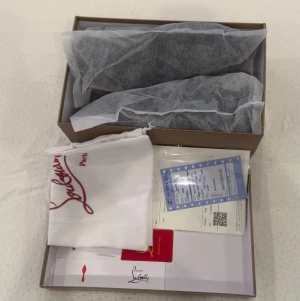 Mörkblå sneakers från Louboutin - Snygga mörkblå sneakers från Louboutin i mocka med matchande mörkblå snörning och diskret design. Skorna har en klassisk låg siluett och kommer med originalkartong, dustbag och certifikat. Perfekta för dig som gillar stilrena och exklusiva sneakers.