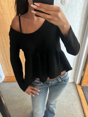 Svart ribbad långärmad topp - Svart off-shoulder tröja från shein. 