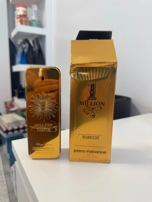 Paco Rabanne 1 Million Parfum 100 ml - 1 million parfum. Boxen är lite skadade men är helt full och funkar felfritt.  