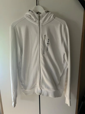 Vit hoodie med dragkedja Sail Racing - Säljer min vita sailracing zip hoodie då jag inte använder den längre