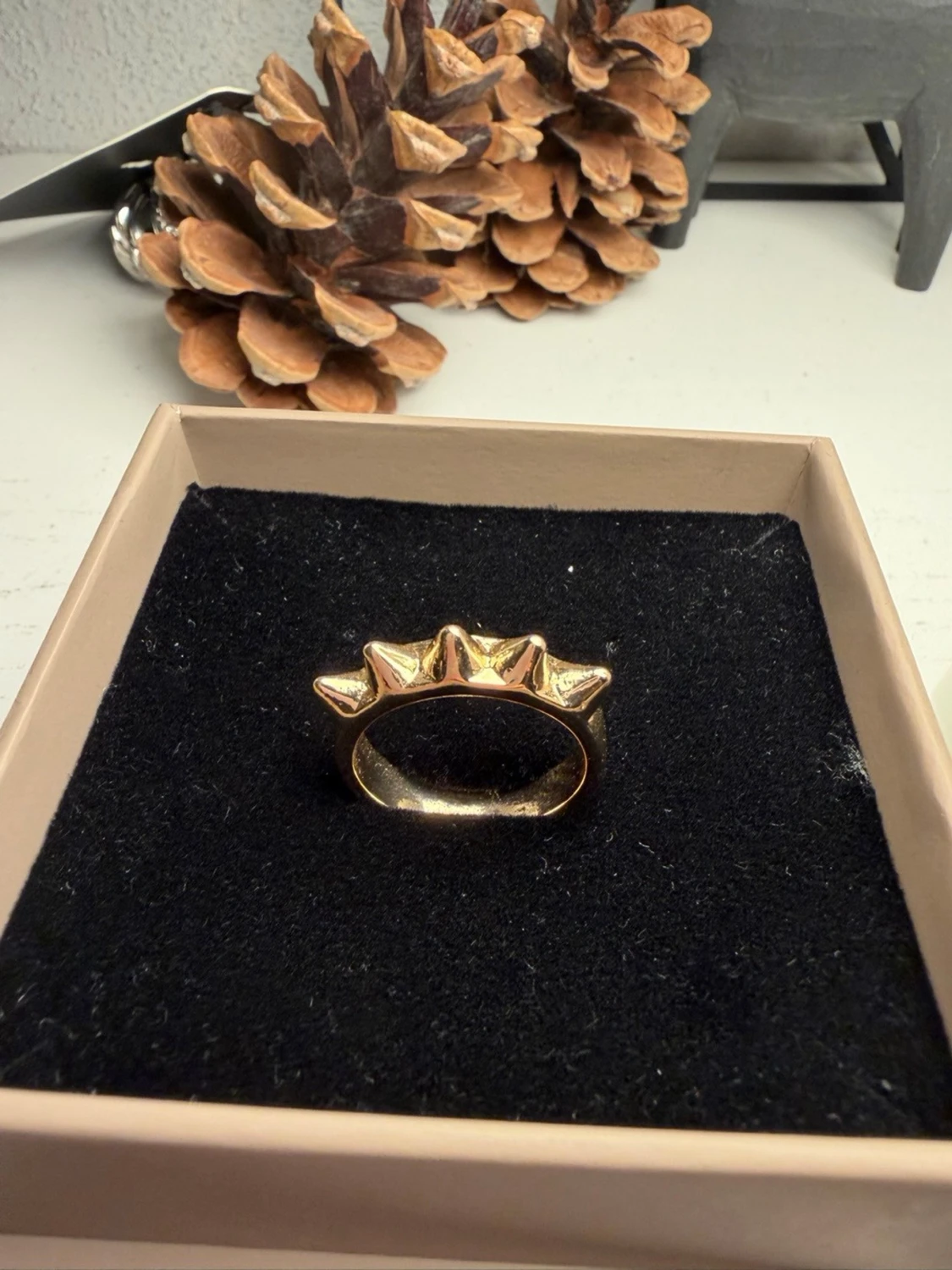Guldig ring med pyramidformade detaljer - 2