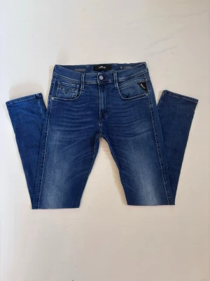 Blåa replay anbass hyperflex jeans - Säljer ett par snygga Replay anbass hyperflex i färgen mörkblå | storlek: 29W/32L | Pris går att diskutera och hör av er vid minsta fråga!