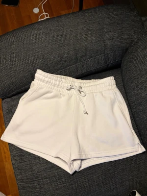 Vita shorts med New York tryck  - Vita shorts med New York tryck från New Yorker. Står ingen storlek, men gissar S. Oanvända.