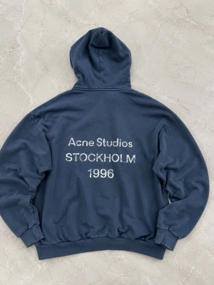 Navy  Acne Studios hoodie - Helt ny navy acne studios hoodie i storlek M, endast på provad. Passformen är mer baggy så passar lite större än vanlig m. Kvitto finns, hojta till vid funderingar!