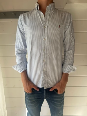 Ralph Lauren Skjorta - Säljer just nu denna feta Ralph Lauren Skjortan! Modell är 190 cm och väger 75 kg! Storlek M. Skickas samma dag som köp! Skriv vid minsta fundering eller fråga❗️