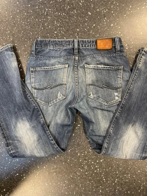 Vintage japanese style jeans - Säljer ett par vintage japanese style jeans från jack & jones. Inga defekter förutom det som visas på sista bilden. Osäker på vad det är för storlek men passar som W30L32. Hör av dig vid fundering😄