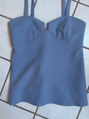 Zara topp - En blå zara topp i storlek Xs. Tröjan är större i storlek så en i storlek S-M skulle kunna ha den med. Därför jag skriver in att den är M. Aldrig använd säljer pågrund av den inte passade i storlek för mig❤️