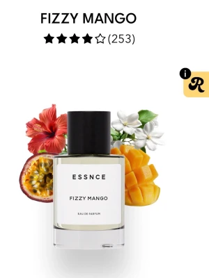 Fizzy Mango parfym från Essnce - Fräsch parfym med tropisk doft av mango, passionsfrukt och blommiga inslag. Flaskan är genomskinlig med svart lock och minimalistisk design. Perfekt för dig som gillar fruktiga och somriga dofter.