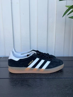 Adidas Gazelle  - Säljer dessa svarta Adidas Gazelle i super skick! Använda max 2 gånger så skicket är strålande! Storlek 43! Pris går att diskutera vid snabb affär! Hör av dig vid minsta fundering!