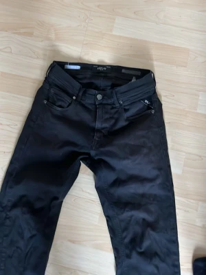 Svarta replay jeans - Säljer ett par svarta jeans från replay.