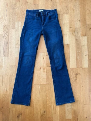 Lowwaist jeans - Lowwaist bootcut jeans från wrangler, de är inte lika starkt blå i verkligheten