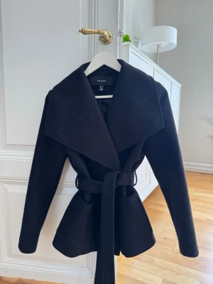 Svart kappa - Kappa från Vero Moda med knytning