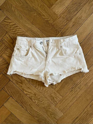 Beige/vita jeansshorts - Så snygga off-white jeansshorts från Pull & Bear💗 