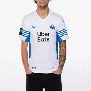 Marseille Tröja Vit Herr L - Högkvalitativ replika  Storlek: L Pris: 299kr Leverans: Skickas inom 24 timmar Lager: Begränsat antal