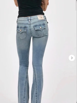 True Religion ljusblå bootcut jeans - Säljer ett par ljusblå jeans från True Religion med bootcut passform. Jeansen har inga defekter. 💕 