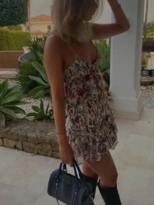 Zara set - Jättefint set som tyvärr inte kommer till användning🥲 Nästan helt nytt från förra sommaren då den endast användes 2 gånger! Toppen i S och kjolen i XS, men då toppen är så liten sitter den som en XS den med ❤️❤️.  Kolla gärna in mina andra annonser, bundle rabatt går att fixa!🥰