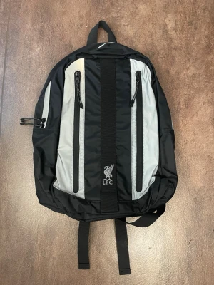 ryggsäck Liverpool FC för barn - En liverpool ryggsäck gjord för barn som aldrig har blivit använd. Perfekt för dig som har ett litet liverpool fan där hemma som är i behov av en ny ryggsäck. Har reflex framtill för extra säkerhet på gatorna.