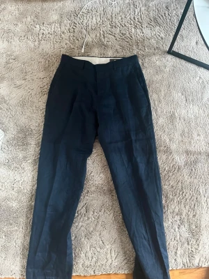 Mörkblå kostymbyxor från H&M - Snygga mörkblå kostymbyxor från H&M