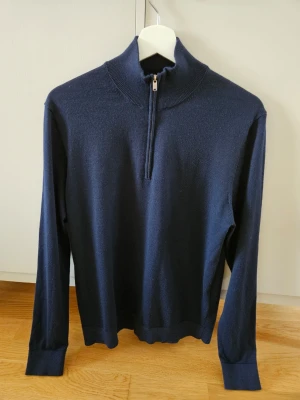 Half zip Selected homme, stl M-L - Mörkblå half zip från Selected homme i ull. Obs! Är en stl L men jag upplever den mer som en M. Fint begagnat skick, men ngt "ullig" som de direkt blir vid användning/tvätt. Bröstvidd: 52 cm (mätt rakt över från armhåla till armhåla) Längd: 66 cm (mätt från hals och ner, dvs exkl. polokrage) Innerärm: 52 cm (mätt från armhålan och ner till mudd)