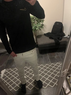 Nike set  - Ett tränings set från Nike med gul logga. Sjukt skönt matreial. Köpt på Jd sports för kanske ett år sen. Går att köpa Seperat eller tillsammans Inga defekter storlek s. Modellen på bilden är ca 180 61 kg