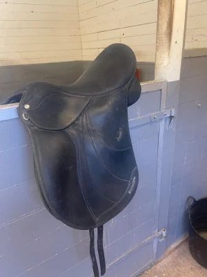 Svart dressyrsadel WintecLite - Säljer en svart wintec lite wide allround sadel i mocka. Sitsen är djup och sadeln har knästöd för extra komfort. Perfekt för dig som gillar allround ridning och vill ha en lätt och smidig sadel. Har bred passform och funkar till hästar som har bredare rygg. Kontakta gärna mig vid frågor:)