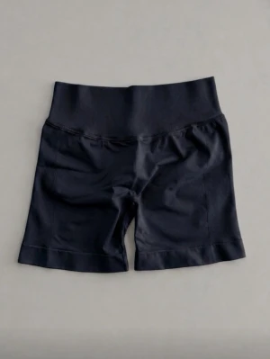 Svarta shaping shorts med hög midja - Snygga svarta cykelshorts med hög midja och scrunch-detalj bak som framhäver formen. Tillverkade i ett stretchigt och mjukt material och passar som XS-S🥰