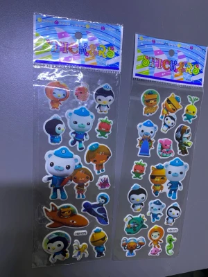 Fyrpack tecknade klistermärken - Säljer fyra ark med färgglada klistermärken med figurer från tecknade serier. Motiven inkluderar djur, människor och fantasifigurer i olika poser och färger. Perfekt för att dekorera anteckningsböcker, laptops eller pyssel. Varje ark har unika karaktärer och detaljerade illustrationer. 32kr/2st/bild , finns fler kvar. Samma frakt 
