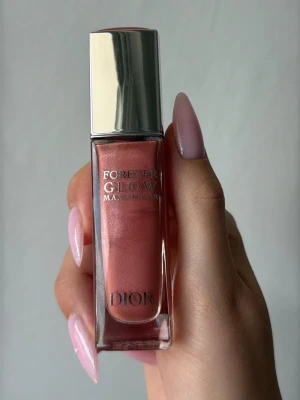 Dior Forever Glow Maximizer Rosy - Dior Forever Glow Maximizer i nyansen Rosy är ett flytande rouge med skimrande finish. Kommer i en elegant glasflaska med silverfärgat lock. Färgen är en mjuk, rosatonad nyans som ger kinderna ett fräscht glow. Provad en gång. 