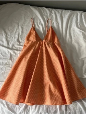Kort orange klänning ifrån Zara - Supersöt orange kort klänning i orange ifrån Zara. Super fin❤️