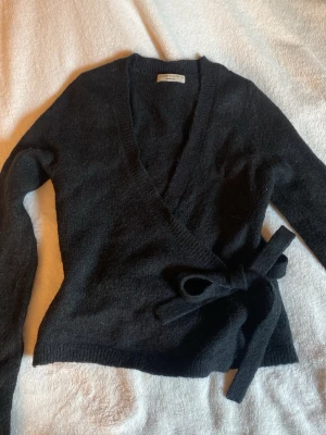 Svart kofta  - Svart stickad kofta från Gina tricot,  andvänd, toppen skick, nypris 399