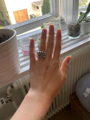 Silver ring från Edblad - Jättesnygg nitring från Edblad. 16 mm i diameter. Säljs pga att jag inte längre använder silver. Nypris: 399. Buda gärna!